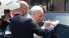 Pápeža Františka prepustili z nemocnice. Vo Vatikáne stihol pozdraviť aj veriacich