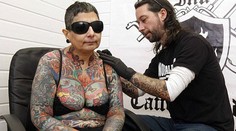 Žena strávila 416 hodín v tetovacom štúdiu. Svoje nové telo ale nikdy neuvidí