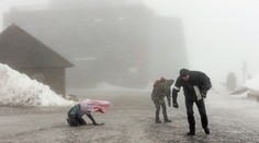 Najvyšší stupeň výstrahy platí v štyroch okresoch. Vrcholky hôr môže zasiahnuť orkán s rýchlosťou 180 km/h