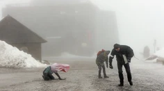 Slovensko zbičuje víchrica a veľké mrazy. Meteorológovia vydali druhý stupeň výstrahy