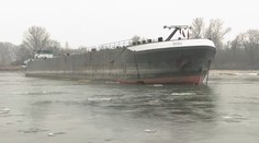 Pri Bratislave uviazla obrovská loď. Zaberá skoro polovicu prietoku Dunaja