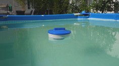 Zelená voda v bazéne? Ľudia hľadajú pomoc, keď už je neskoro. Tu sú odpovede na najčastejšie otázky