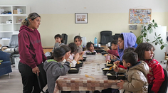 Zhorel jeden dom a 42 ľudí, z toho vyše 30 detí, ostalo bez strechy nad hlavou