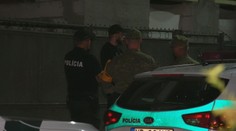 Ulicu v obci pri Nitre strážia od víkendu policajti. Rodiny si vykrikujú, že na seba zaútočia mačetami