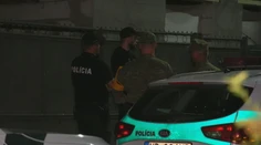Ulicu v obci pri Nitre strážia od víkendu policajti. Rodiny si vykrikujú, že na seba zaútočia mačetami