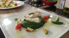 Zubáč s omáčkou z ružoveho korenia so špenatovým pyré