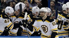 Boston Bruins so Zdenom Chárom vyhrali prvý zápas na ľade Tampy Bay Lightning