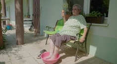 Nohy vo vode, v ruke ventilátor. „Kedysi boli teplá slušné, nie takéto hrozné,“ hovorí pani Janka