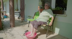 Nohy vo vode, v ruke ventilátor. „Kedysi boli teplá slušné, nie takéto hrozné,“ hovorí pani Janka