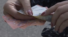 Bankomat jej vydal poškodenú bankovku, prekvapenie prišlo v banke