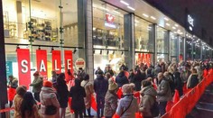 Povianočný ošiaľ v Británii. Od štvrtej rána čakali ľudia pred obchodmi v 500-metrových radoch