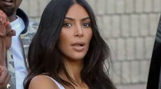 Na nákupoch hračiek s deťmi v presvitajúcom tielku bez podprsenky. To je celá Kim