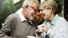 Aj starí ľudia mávajú sex. Podľa výskumu ich robí múdrejšími