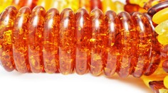 Unikátna zásielka smerovala na Slovensko. Pašeráci prevážali 80 kg jantáru