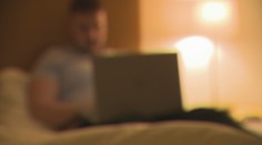 Podľa prieskumu porno sledujú už aj osemročné deti. Pozreli sme sa na to, čo im to môže spôsobiť