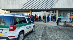 Bombová hrozba v Prešove. Klientske centrum evakuovali, prehľadávali priestory