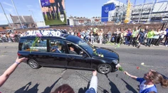 Si náš hrdina a bojovník. Ľudia sa naposledy prišli rozlúčiť s Alfie Evansom