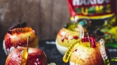 Krvavé jablká s červíkmi