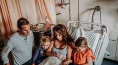 Fotka, ktorá pobúrila internet. Rodičia a dcéry sa po potrate vyfotili s mŕtvou sestrou