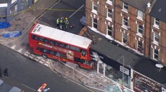 Známy londýnsky poschodový autobus narazil do obchodu