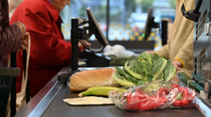 Tovar na paletách a v ponuke menej známe značky. Diskont otvára na Slovensku nové predajne