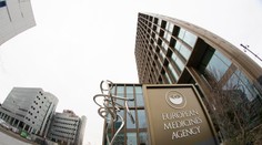 Európska lieková agentúra odporučila na schválenie tri lieky proti koronavírusu