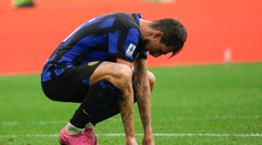 AC Miláno po víťazstve vystriedal na čele mestského rivala, ktorý len remizoval. Kuriozitou vylúčenia brankárov