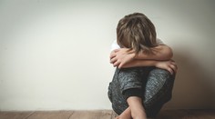 Rodičia týrali syna za to, že chcel ísť späť do detského domova