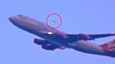 Nad obrovským lietadlom sa objavil záhadný objekt. Čo to je?
