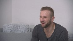 V práci mu nad hlavou lietajú štvortonové konštrukcie, v športe zas robí dieru do sveta