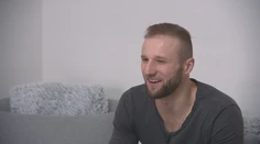 V práci mu nad hlavou lietajú štvortonové konštrukcie, v športe zas robí dieru do sveta