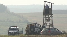 Nehorázne! Niekto poľovníka zastrelil od chrbta. Nechali ho ležať na poli