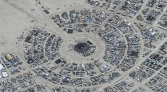 VIDEO: Areál hudobného festivalu Burning Man v púšti v Nevade sa po dažďoch "topí" v bahne