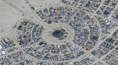 VIDEO: Areál hudobného festivalu Burning Man v púšti v Nevade sa po dažďoch "topí" v bahne