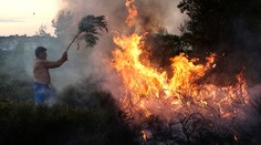 Dovolenkárov v Grécku ohrozoval lesný požiar, evakuovali tisíce ľudí