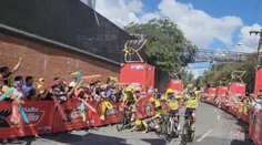 VIDEO: Cyklistický tím oslavoval historické víťazstvo. Tesne pred cieľom však prišla pohroma