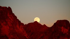 V noci sa na oblohe odohrá divadlo v podobe jahodového mesiaca