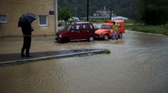 Balkán bičuje silná búrka, vyžiadala si najmenej dva ľudské životy