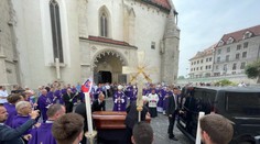 Veriaci sa naposledy lúčia s Jozefom Tomkom v Bratislave. Večer prevezú jeho pozostatky do Košíc