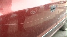 Mladíci poškriabali 12 aút na parkovisku. Boli vraj opití