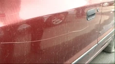 Mladíci poškriabali 12 aút na parkovisku. Boli vraj opití