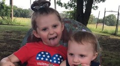 Dievčatá (†3, 1) zostali v rozhorúčenom aute. Matka ich našla, keď sa zobudila