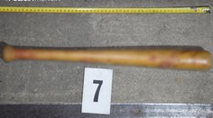 Keď ju policajti zaistili, bola ešte od krvi. Muž brutálne zmlátil bejzbalkou dvoch ľudí