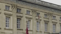 Z Buckinghamského paláca utekal oknom nahý muž