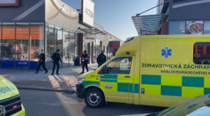 VIDEO: Mladík zabil s nožom v Hradci Králové dve predavačky. Polícia vyšetruje útok ako dvojnásobnú vraždu