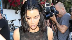 Kim Kardashian pohoršila katolíkov. Pre jeden detail na minišatách