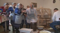 Udalosť, pri ktorej sa stretávajú rodiny aj susedia. Nakladanie kapusty v Sedliskách je vždy zábavná udalosť