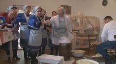 Udalosť, pri ktorej sa stretávajú rodiny aj susedia. Nakladanie kapusty v Sedliskách je vždy zábavná udalosť