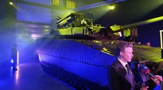 FOTO+VIDEO: Švédsky minister slávnostne odhalil nové bojové vozidlo pre slovenskú armádu