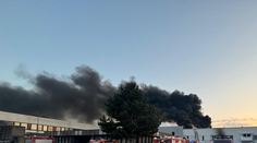 Požiar haly v obci Báhoň pri Pezinku. Na zraze fanúšikov motocyklov mala začať horieť jedna z motoriek